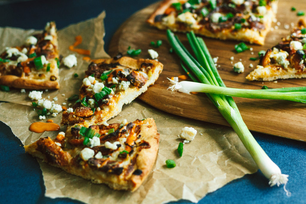 vegan buffalo chicken pizza